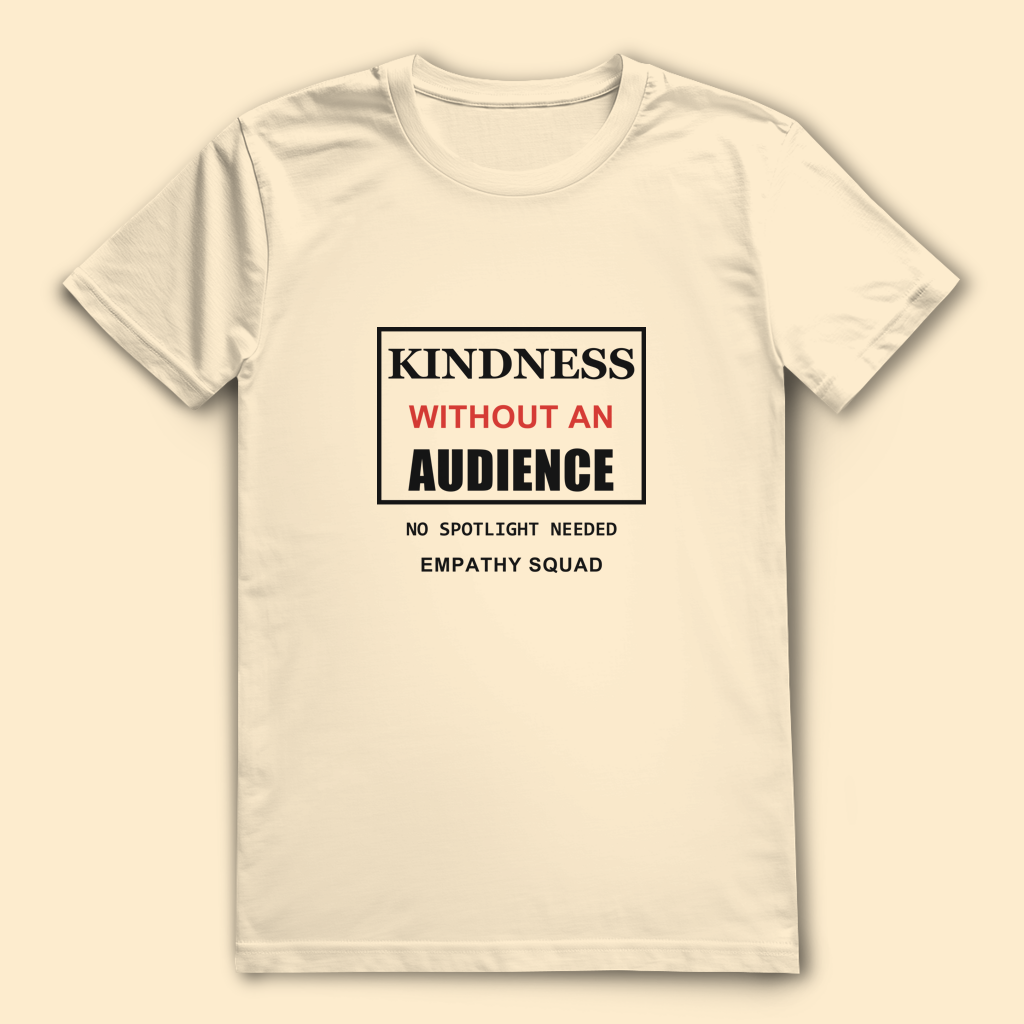 Mockup, Vorderansicht: cremefarbenes T-Shirt mit „Kindness Without an Audience“ in Schwarz und Rot und „No Spotlight Needed“.