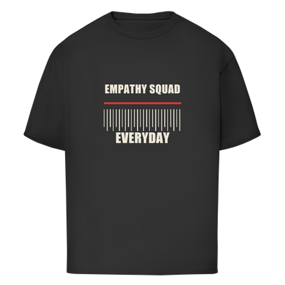 Mockup, Vorderansicht: dunkelgraues T-Shirt mit hellem „Empathy Squad Everyday“, roter Linie und senkrechten Strichen.