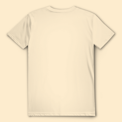 Mockup, Rückansicht: cremefarbenes T-Shirt mit unbedrucktem Rücken.