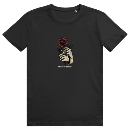Mockup, Vorderansicht: dunkelgraues T-Shirt mit zwei hellen Händen, die eine rote Rose halten, und Empathy-Squad-Schriftzug.