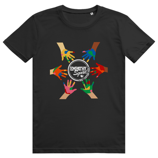 Schwarzer Empathy Squad Bio-Tee: Vorderseite mit sechs bunten Händen im Kreis um das weiße Empathy-Squad-Siegel und See Listen Feel.